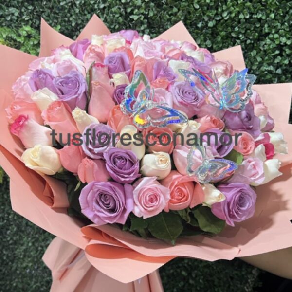 Ramo de rosas con mariposas