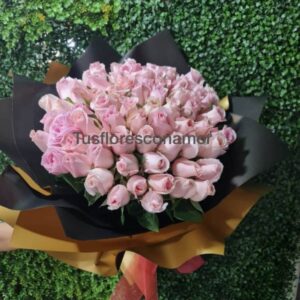 Ramo de 100 rosas caricia.