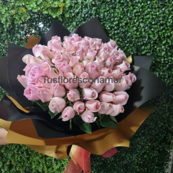 Ramo de 100 rosas caricia.