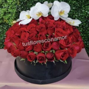 Rosas y orquideas blancas