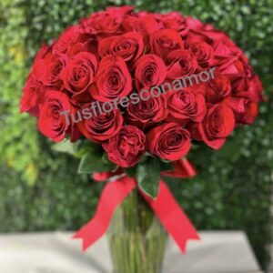 Jarron con 50 rosas rojas
